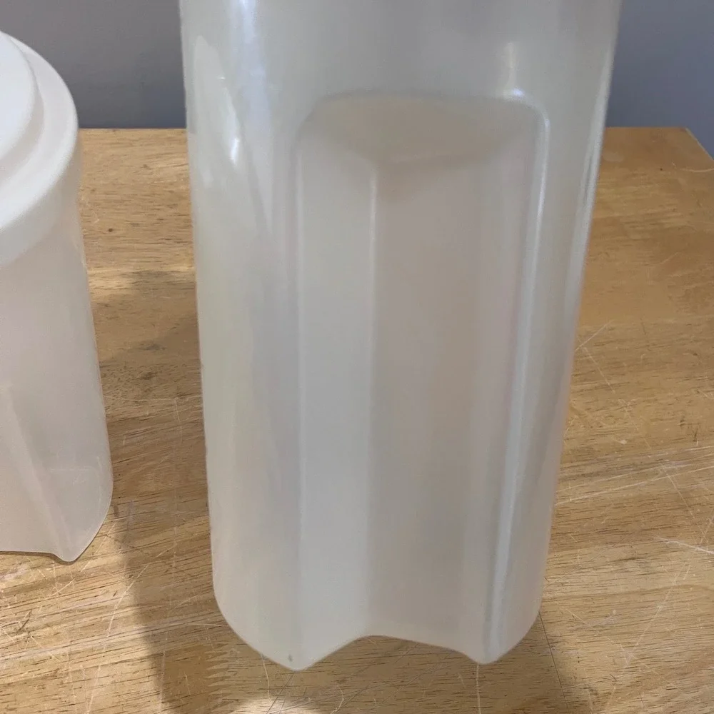 Vtg Rubbermaid 2 Qt Servin Saver Set of 2 Almond Flip Top T-Shape‎ Easy Grip